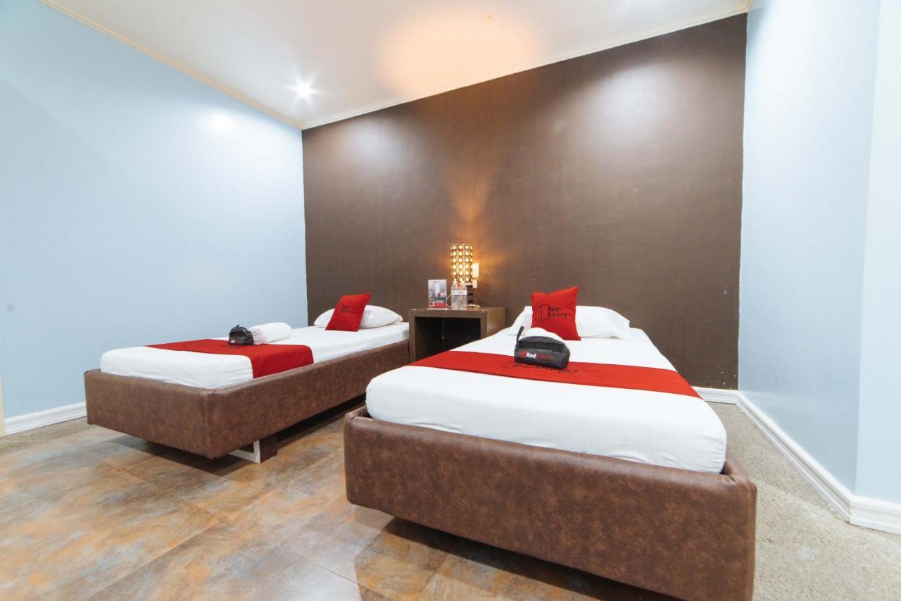 Hotel RedDoorz @ N Roldan Street Kalibo Exterior foto