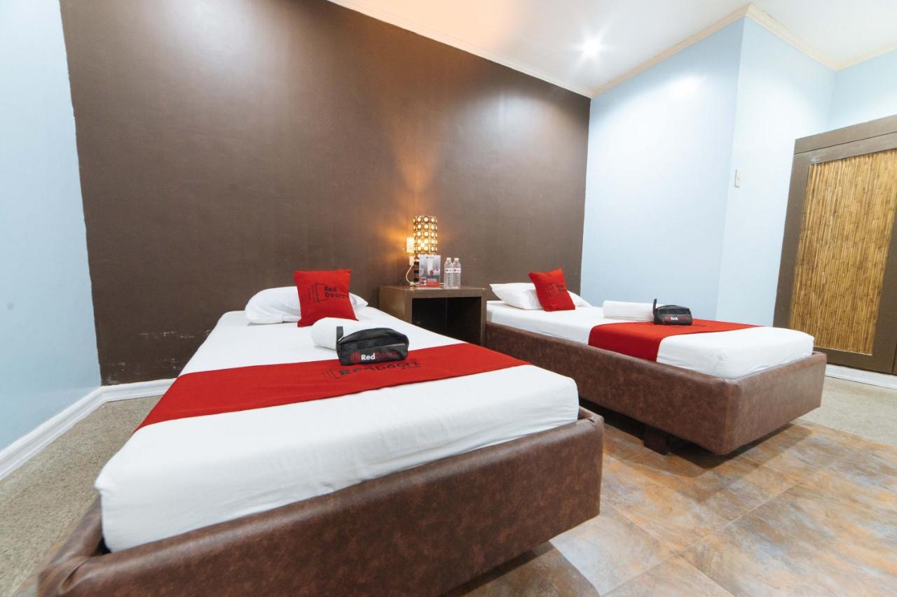 Hotel RedDoorz @ N Roldan Street Kalibo Exterior foto